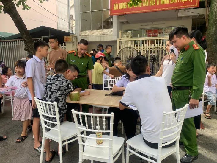 Quảng Ninh: Công an TP Hạ Long thực hiện đợt cao điểm 45 ngày đêm cấp căn cước - Ảnh 1. Quảng Ninh: Công an TP Hạ Long thực hiện đợt cao điểm 45 ngày đêm cấp căn cước - Ảnh 1.