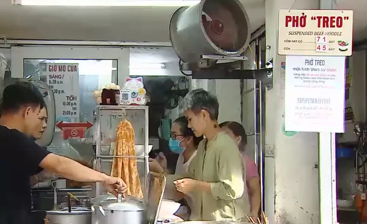 Độc đáo phở “treo” ở phố cổ Hà Nội - Ảnh 1. Độc đáo phở “treo” ở phố cổ Hà Nội - Ảnh 1.