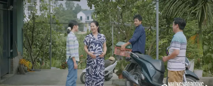 Những nẻo đường gần xa - Tập 59: Bà Châu đẩy thuyền cho con trai và gái làng - Ảnh 1. Những nẻo đường gần xa - Tập 59: Bà Châu đẩy thuyền cho con trai và gái làng - Ảnh 1.