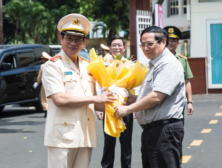 Thủ tướng Phạm Minh Chính thăm cán bộ, chiến sĩ Công an tỉnh Đắk Lắk - Ảnh 1.