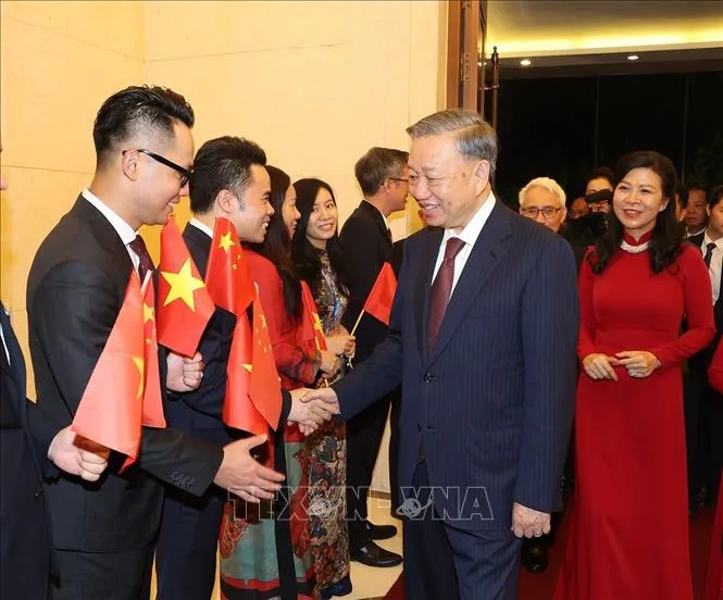 Tổng Bí thư, Chủ tịch nước Tô Lâm thăm Đại sứ quán và gặp gỡ cộng đồng người Việt Nam tại Trung Quốc - Ảnh 2. Tổng Bí thư, Chủ tịch nước Tô Lâm thăm Đại sứ quán và gặp gỡ cộng đồng người Việt Nam tại Trung Quốc - Ảnh 2.