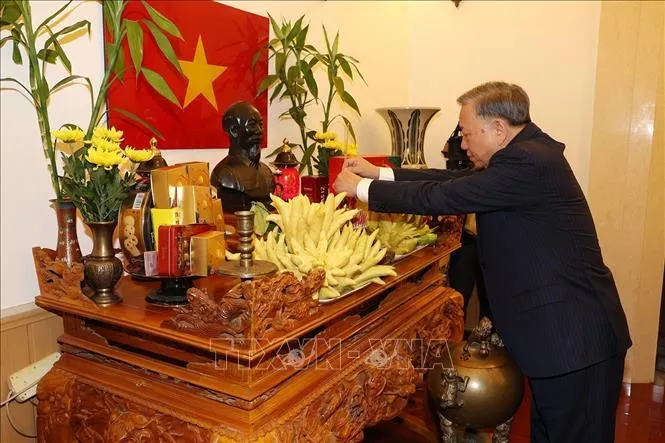 Tổng Bí thư, Chủ tịch nước Tô Lâm thăm Đại sứ quán và gặp gỡ cộng đồng người Việt Nam tại Trung Quốc - Ảnh 1. Tổng Bí thư, Chủ tịch nước Tô Lâm thăm Đại sứ quán và gặp gỡ cộng đồng người Việt Nam tại Trung Quốc - Ảnh 1.