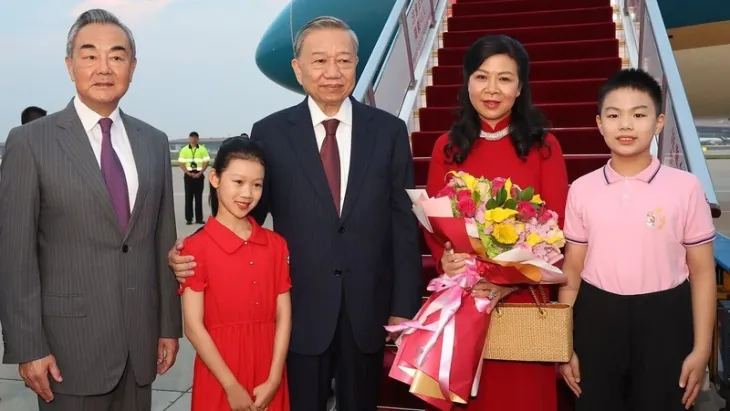 Tổng Bí thư, Chủ tịch nước Tô Lâm và Phu nhân đến thủ đô Bắc Kinh - Ảnh 1. Tổng Bí thư, Chủ tịch nước Tô Lâm và Phu nhân đến thủ đô Bắc Kinh - Ảnh 1.