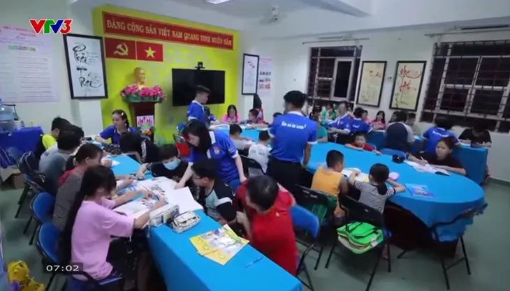 Những gia sư áo xanh trong xóm lao động TP. Hồ Chí Minh - Ảnh 1. Những gia sư áo xanh trong xóm lao động TP. Hồ Chí Minh - Ảnh 1.