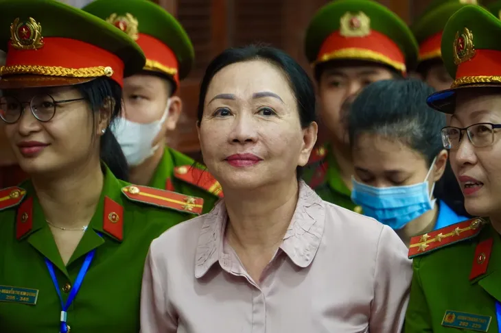 Tòa nhận đơn yêu cầu bồi thường của người mua trái phiếu trong vụ Trương Mỹ Lan đến hết 30/8 - Ảnh 1. Tòa nhận đơn yêu cầu bồi thường của người mua trái phiếu trong vụ Trương Mỹ Lan đến hết 30/8 - Ảnh 1.
