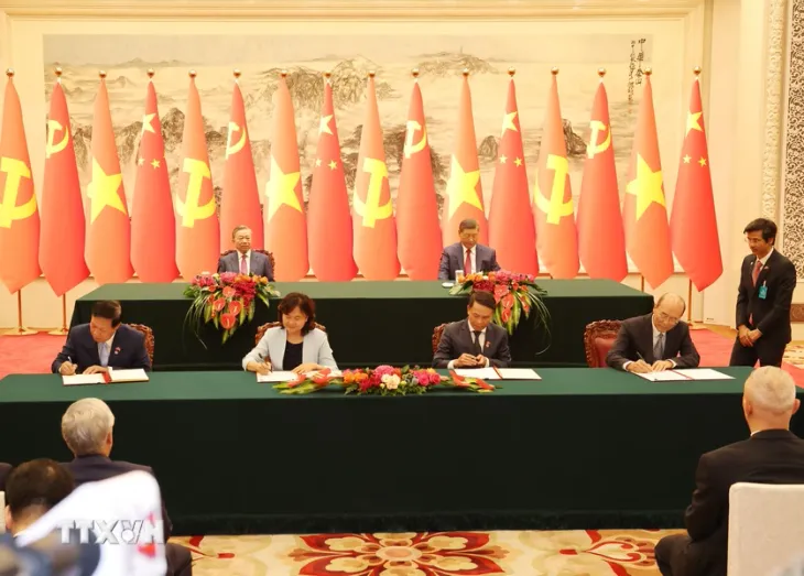 Tổng Bí thư, Chủ tịch nước Việt Nam - Trung Quốc chứng kiến Lễ ký văn kiện hợp tác - Ảnh 5.