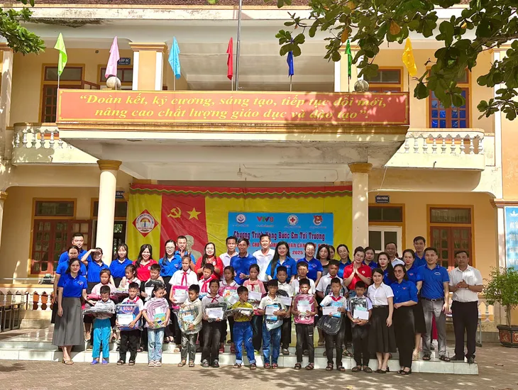 Thanh niên VTV tiếp sức cho học sinh có hoàn cảnh khó khăn đến trường - Ảnh 9. Thanh niên VTV tiếp sức cho học sinh có hoàn cảnh khó khăn đến trường - Ảnh 9.
