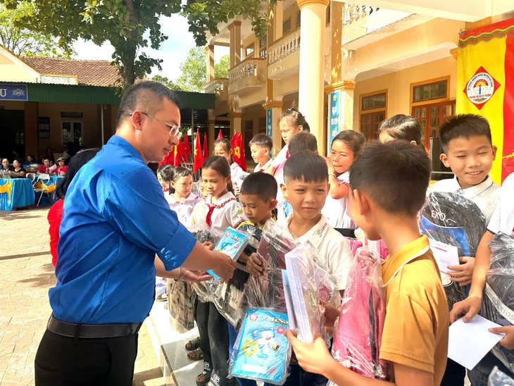 Thanh niên VTV tiếp sức cho học sinh có hoàn cảnh khó khăn đến trường - Ảnh 5. Thanh niên VTV tiếp sức cho học sinh có hoàn cảnh khó khăn đến trường - Ảnh 5.