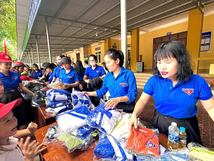 Thanh niên VTV tiếp sức cho học sinh có hoàn cảnh khó khăn đến trường - Ảnh 4. Thanh niên VTV tiếp sức cho học sinh có hoàn cảnh khó khăn đến trường - Ảnh 4.