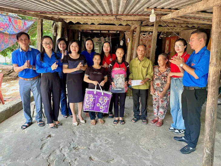 Thanh niên VTV tiếp sức cho học sinh có hoàn cảnh khó khăn đến trường - Ảnh 10. Thanh niên VTV tiếp sức cho học sinh có hoàn cảnh khó khăn đến trường - Ảnh 10.