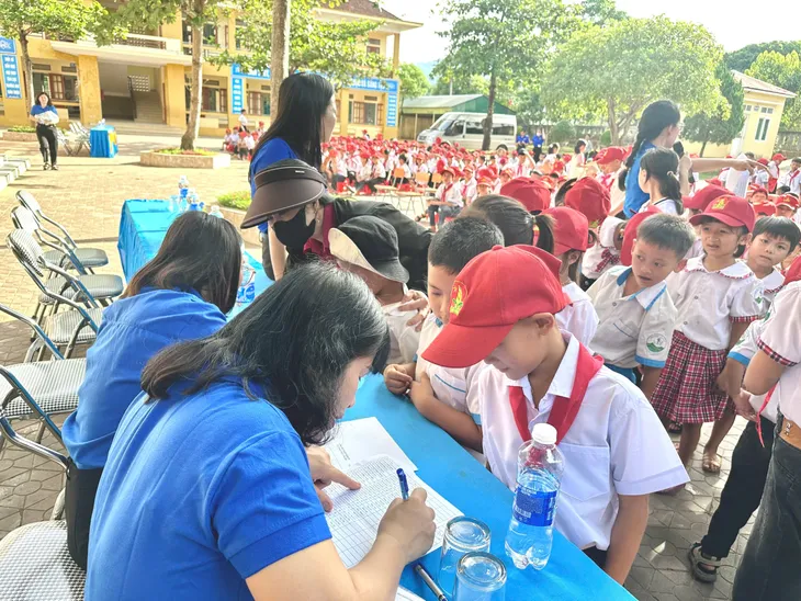 Thanh niên VTV tiếp sức cho học sinh có hoàn cảnh khó khăn đến trường - Ảnh 3. Thanh niên VTV tiếp sức cho học sinh có hoàn cảnh khó khăn đến trường - Ảnh 3.
