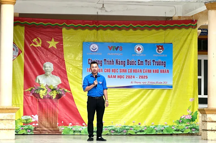 Thanh niên VTV tiếp sức cho học sinh có hoàn cảnh khó khăn đến trường - Ảnh 2. Thanh niên VTV tiếp sức cho học sinh có hoàn cảnh khó khăn đến trường - Ảnh 2.