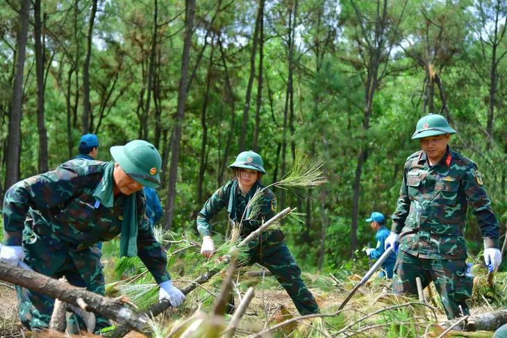 Nghệ An: Cán bộ, chiến sĩ hỗ trợ đẩy nhanh tiến độ thi công đường dây 500kV mạch 3 - Ảnh 2. Nghệ An: Cán bộ, chiến sĩ hỗ trợ đẩy nhanh tiến độ thi công đường dây 500kV mạch 3 - Ảnh 2.