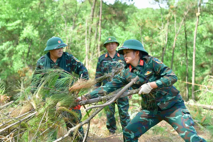 Nghệ An: Cán bộ, chiến sĩ hỗ trợ đẩy nhanh tiến độ thi công đường dây 500kV mạch 3 - Ảnh 3. Nghệ An: Cán bộ, chiến sĩ hỗ trợ đẩy nhanh tiến độ thi công đường dây 500kV mạch 3 - Ảnh 3.