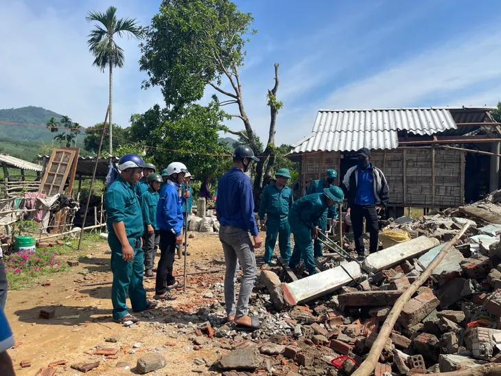 Mưa giông mạnh đã làm sập nhà dân ở miền núi Quảng Ngãi - Ảnh 5. Mưa giông mạnh đã làm sập nhà dân ở miền núi Quảng Ngãi - Ảnh 5.