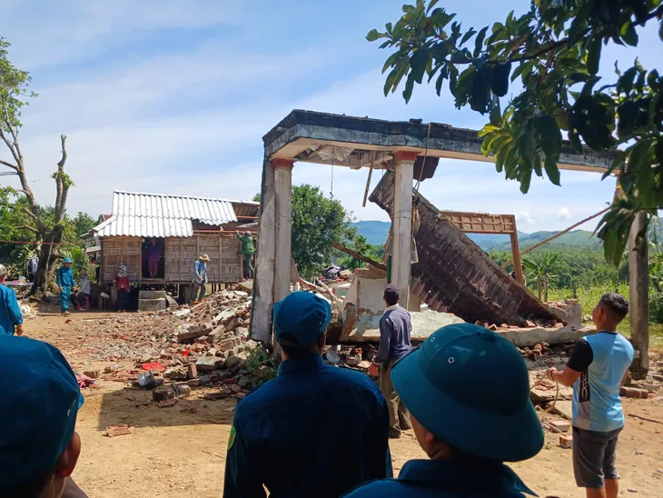 Mưa giông mạnh đã làm sập nhà dân ở miền núi Quảng Ngãi - Ảnh 6. Mưa giông mạnh đã làm sập nhà dân ở miền núi Quảng Ngãi - Ảnh 6.
