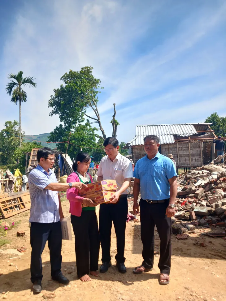 Mưa giông mạnh đã làm sập nhà dân ở miền núi Quảng Ngãi - Ảnh 7. Mưa giông mạnh đã làm sập nhà dân ở miền núi Quảng Ngãi - Ảnh 7.