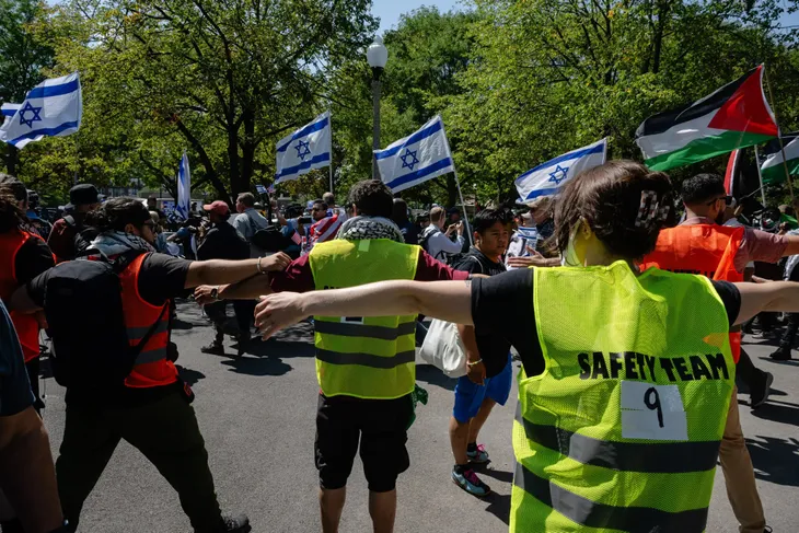 Hàng nghìn người biểu tình phản đối cuộc chiến ở Gaza bên ngoài Đại hội đảng Dân chủ - Ảnh 2. Hàng nghìn người biểu tình phản đối cuộc chiến ở Gaza bên ngoài Đại hội đảng Dân chủ - Ảnh 2.