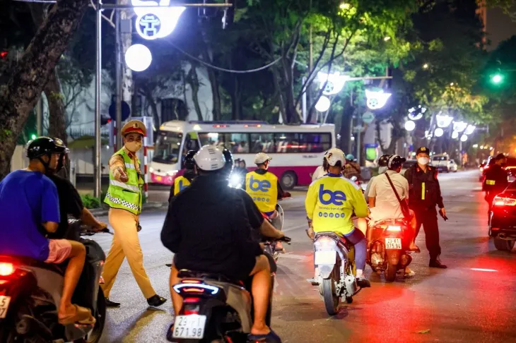 Hà Nội triển khai cao điểm tấn công trấn áp tội phạm - Ảnh 4. Hà Nội triển khai cao điểm tấn công trấn áp tội phạm - Ảnh 4.