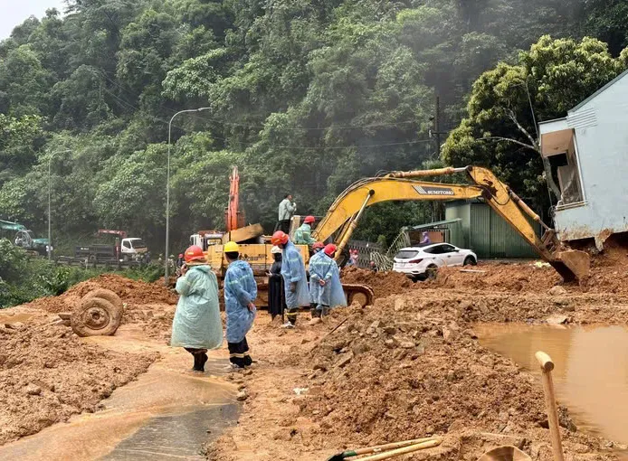 Hạn chế ô tô qua đèo Bảo Lộc 10 ngày để xử lý sạt lở - Ảnh 2. Hạn chế ô tô qua đèo Bảo Lộc 10 ngày để xử lý sạt lở - Ảnh 2.