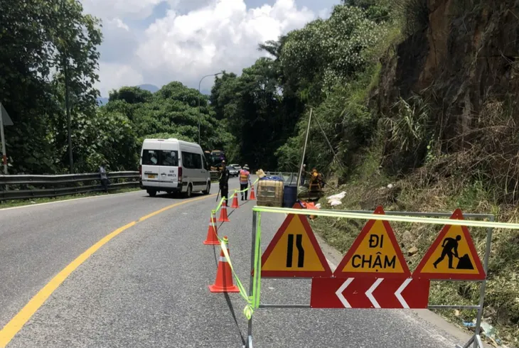 Hạn chế ô tô qua đèo Bảo Lộc 10 ngày để xử lý sạt lở - Ảnh 1. Hạn chế ô tô qua đèo Bảo Lộc 10 ngày để xử lý sạt lở - Ảnh 1.