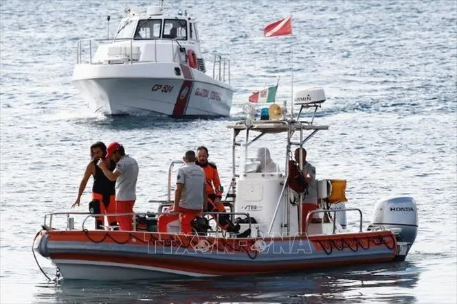 Tỷ phú công nghệ Anh bị mất tích trên du thuyền chìm tại Italy - Ảnh 1. Tỷ phú công nghệ Anh bị mất tích trên du thuyền chìm tại Italy - Ảnh 1.