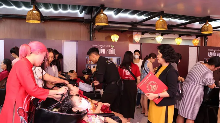 Hoạt động gội đầu hiếu nghĩa của Nguyên Xuân được xác lập kỷ lục Việt Nam - Ảnh 2.