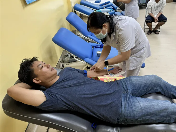 2 đại úy Công an Kiên Giang kịp thời hiến máu cứu bệnh nhi tan máu bẩm sinh - Ảnh 1. 2 đại úy Công an Kiên Giang kịp thời hiến máu cứu bệnh nhi tan máu bẩm sinh - Ảnh 1.