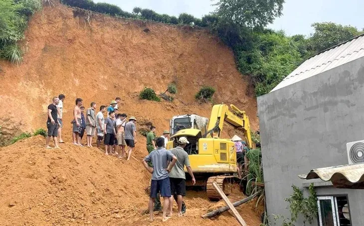 Tuyên Quang: Cứu người đàn ông bị mắc kẹt do sạt lở đất - Ảnh 1. Tuyên Quang: Cứu người đàn ông bị mắc kẹt do sạt lở đất - Ảnh 1.