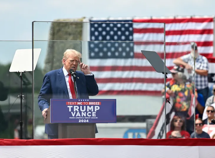 Ông Trump vận động tranh cử ngoài trời lần đầu tiên sau vụ ám sát - Ảnh 1. Ông Trump vận động tranh cử ngoài trời lần đầu tiên sau vụ ám sát - Ảnh 1.