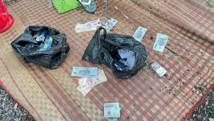 Khởi tố 21 đối tượng đánh bạc và tổ chức đánh bạc tại An Giang - Ảnh 1. Khởi tố 21 đối tượng đánh bạc và tổ chức đánh bạc tại An Giang - Ảnh 1.