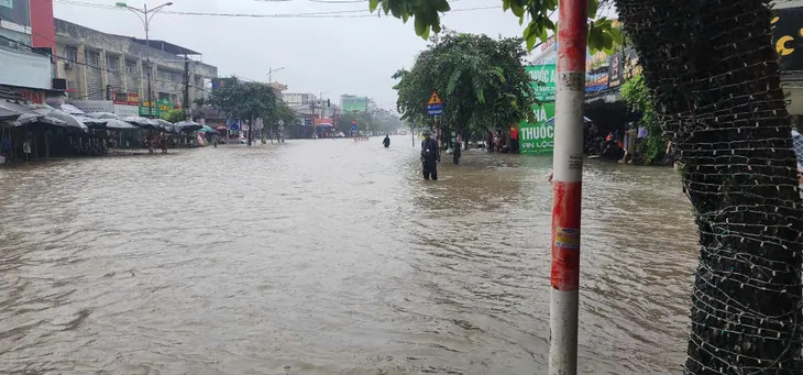Thái Nguyên tiếp tục ngập sâu, ô tô trôi bồng bềnh - Ảnh 4. Thái Nguyên tiếp tục ngập sâu, ô tô trôi bồng bềnh - Ảnh 4.