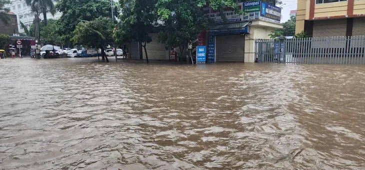 Thái Nguyên tiếp tục ngập sâu, ô tô trôi bồng bềnh - Ảnh 5. Thái Nguyên tiếp tục ngập sâu, ô tô trôi bồng bềnh - Ảnh 5.
