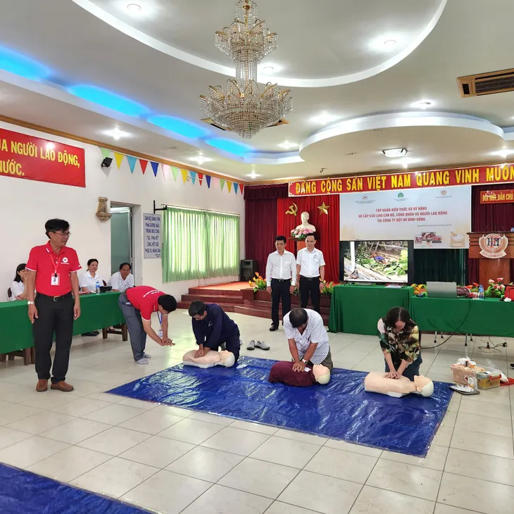 Tập huấn sơ cấp cứu tại chỗ cho công nhân - Ảnh 4. Tập huấn sơ cấp cứu tại chỗ cho công nhân - Ảnh 4.