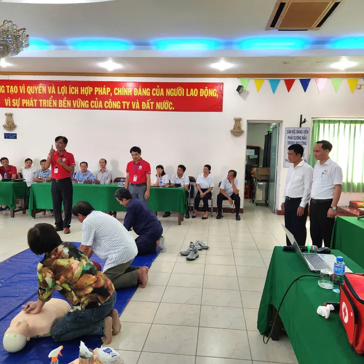 Tập huấn sơ cấp cứu tại chỗ cho công nhân - Ảnh 3. Tập huấn sơ cấp cứu tại chỗ cho công nhân - Ảnh 3.