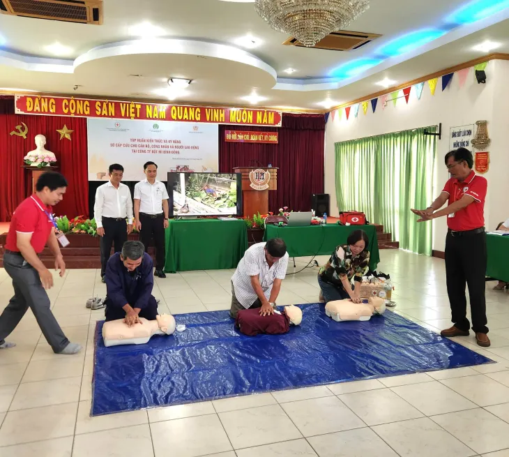 Tập huấn sơ cấp cứu tại chỗ cho công nhân - Ảnh 1. Tập huấn sơ cấp cứu tại chỗ cho công nhân - Ảnh 1.