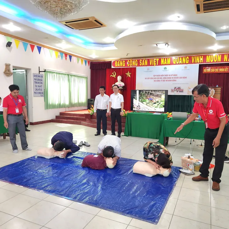 Tập huấn sơ cấp cứu tại chỗ cho công nhân - Ảnh 5. Tập huấn sơ cấp cứu tại chỗ cho công nhân - Ảnh 5.