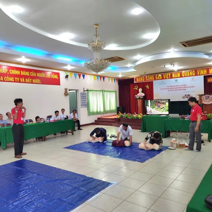 Tập huấn sơ cấp cứu tại chỗ cho công nhân - Ảnh 2. Tập huấn sơ cấp cứu tại chỗ cho công nhân - Ảnh 2.