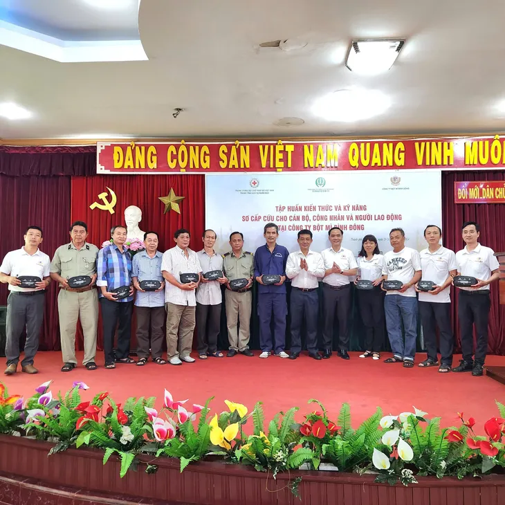 Tập huấn sơ cấp cứu tại chỗ cho công nhân - Ảnh 6. Tập huấn sơ cấp cứu tại chỗ cho công nhân - Ảnh 6.