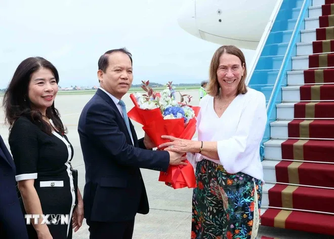 Chủ tịch Thượng viện Australia Sue Lines đến Hà Nội, bắt đầu thăm chính thức Việt Nam - Ảnh 1. Chủ tịch Thượng viện Australia Sue Lines đến Hà Nội, bắt đầu thăm chính thức Việt Nam - Ảnh 1.