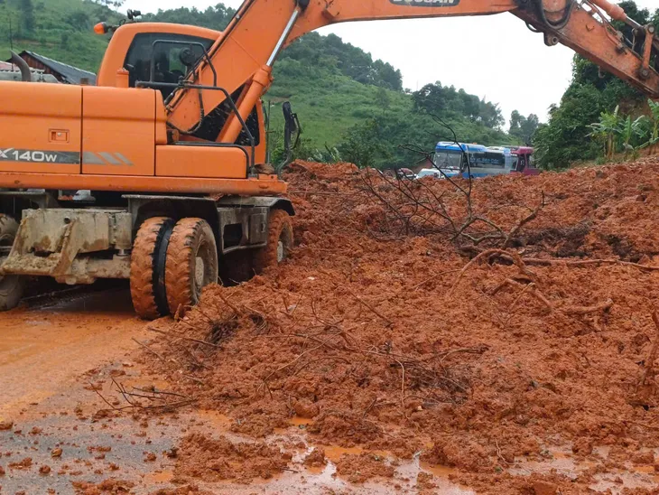 Điện Biên: Nhiều tuyến giao thông tắc nghẽn do sạt lở, ngập úng - Ảnh 6. Điện Biên: Nhiều tuyến giao thông tắc nghẽn do sạt lở, ngập úng - Ảnh 6.