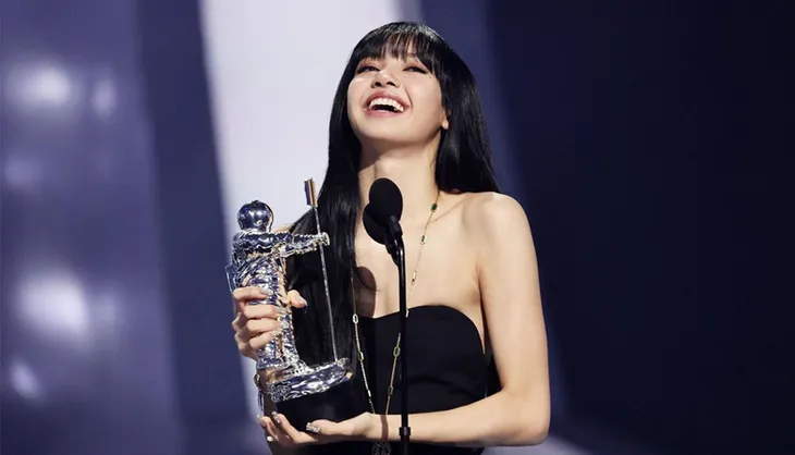 Lisa trở thành nghệ sĩ solo đầu tiên của Kpop biểu diễn tại Lễ trao giải MTV VMAs 2024 - Ảnh 1. Lisa trở thành nghệ sĩ solo đầu tiên của Kpop biểu diễn tại Lễ trao giải MTV VMAs 2024 - Ảnh 1.