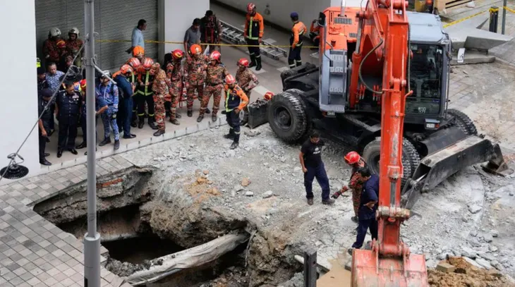 Vỉa hè bất ngờ sụt thành hố sâu 8 mét ở Kuala Lumpur (Malaysia), du khách Ấn Độ rơi xuống mất tích - Ảnh 1. Vỉa hè bất ngờ sụt thành hố sâu 8 mét ở Kuala Lumpur (Malaysia), du khách Ấn Độ rơi xuống mất tích - Ảnh 1.