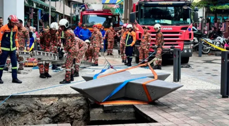 Vỉa hè bất ngờ sụt thành hố sâu 8 mét ở Kuala Lumpur (Malaysia), du khách Ấn Độ rơi xuống mất tích - Ảnh 2. Vỉa hè bất ngờ sụt thành hố sâu 8 mét ở Kuala Lumpur (Malaysia), du khách Ấn Độ rơi xuống mất tích - Ảnh 2.