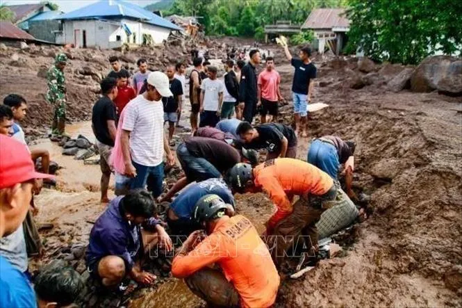 Lũ quét và sạt lở đất ở Indonesia, ít nhất 11 người thiệt mạng - Ảnh 1. Lũ quét và sạt lở đất ở Indonesia, ít nhất 11 người thiệt mạng - Ảnh 1.