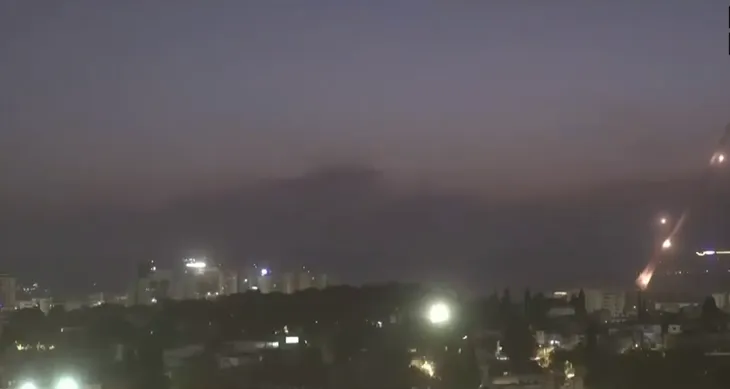 Hezbollah lần đầu tấn công quy mô lớn vào khu vực đông dân cư ở Bắc Israel - Ảnh 1. Hezbollah lần đầu tấn công quy mô lớn vào khu vực đông dân cư ở Bắc Israel - Ảnh 1.