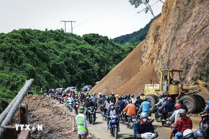 Thời tiết đêm 25/8: Nhiều khu vực trên cả nước có nguy cơ sạt lở đất - Ảnh 1. Thời tiết đêm 25/8: Nhiều khu vực trên cả nước có nguy cơ sạt lở đất - Ảnh 1.