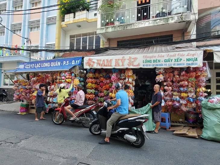 Làng nghề lồng đèn ở TP Hồ Chí Minh tất bật trước Tết Trung thu - Ảnh 8. Làng nghề lồng đèn ở TP Hồ Chí Minh tất bật trước Tết Trung thu - Ảnh 8.