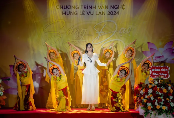 NSND Phạm Phương Thảo, Hồ Quỳnh Hương gây xúc động khi hát các ca khúc về mẹ - Ảnh 4. NSND Phạm Phương Thảo, Hồ Quỳnh Hương gây xúc động khi hát các ca khúc về mẹ - Ảnh 4.
