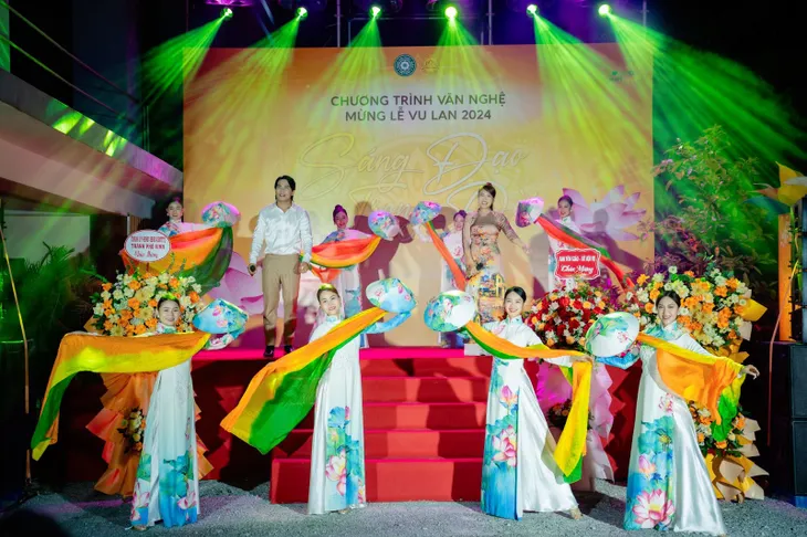 NSND Phạm Phương Thảo, Hồ Quỳnh Hương gây xúc động khi hát các ca khúc về mẹ - Ảnh 1. NSND Phạm Phương Thảo, Hồ Quỳnh Hương gây xúc động khi hát các ca khúc về mẹ - Ảnh 1.